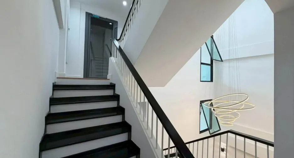 Casa adosada en venta de 4 habitaciones en Phra Khanong, Bangkok