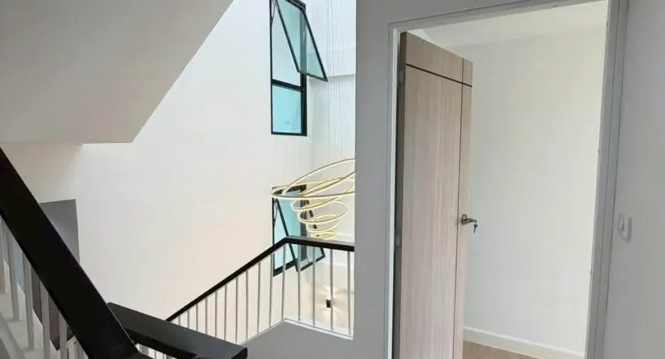 Casa adosada en venta de 4 habitaciones en Phra Khanong, Bangkok