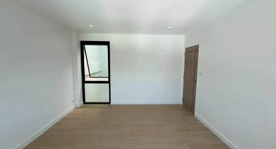 Casa adosada en venta de 4 habitaciones en Phra Khanong, Bangkok