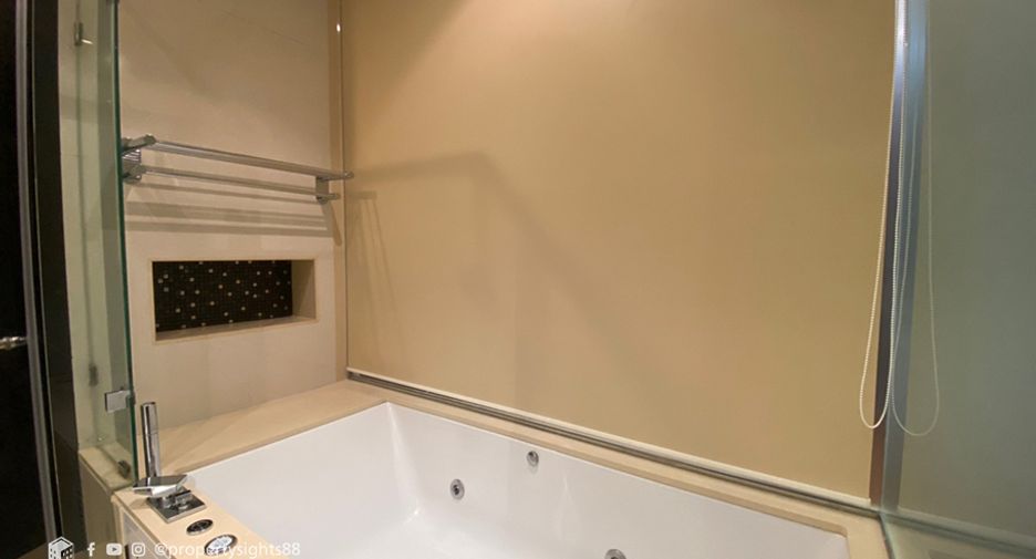 For rent 2 bedrooms condo in Khlong Toei, Bangkok