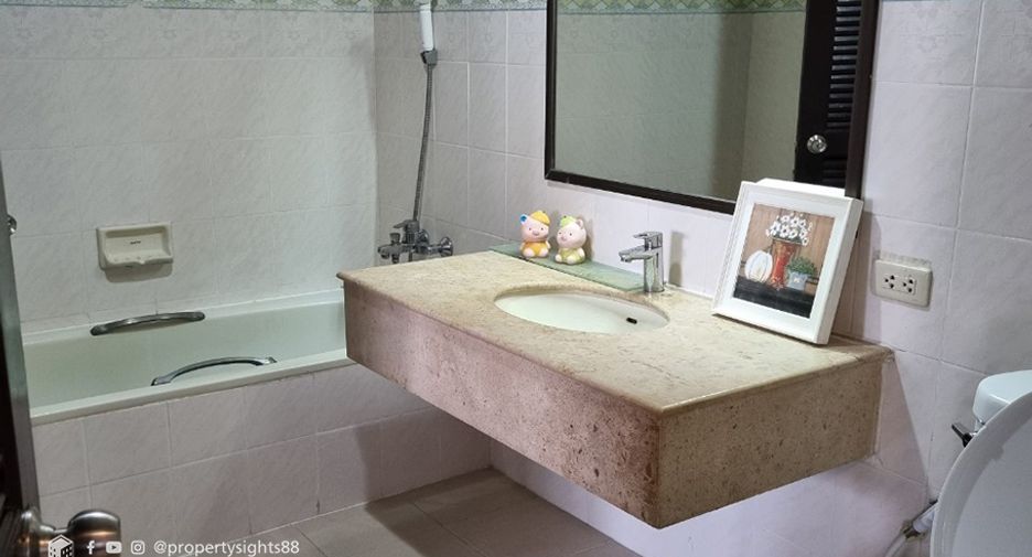 For rent 3 bedrooms condo in Khlong Toei, Bangkok