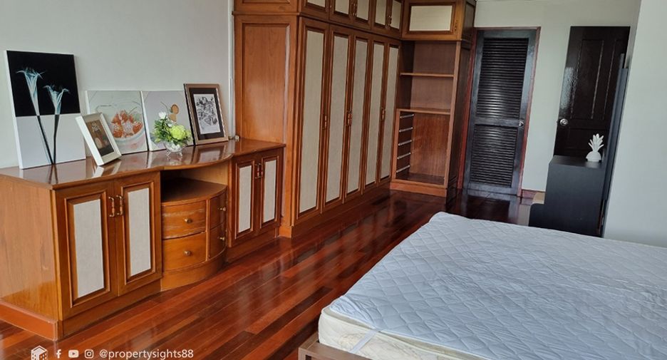 For rent 3 bedrooms condo in Khlong Toei, Bangkok