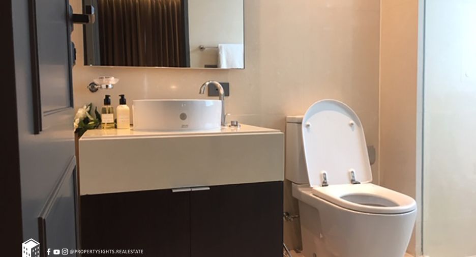 For rent 3 bedrooms condo in Khlong Toei, Bangkok