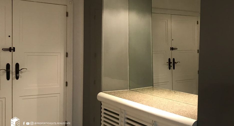 For rent 3 bedrooms condo in Khlong Toei, Bangkok
