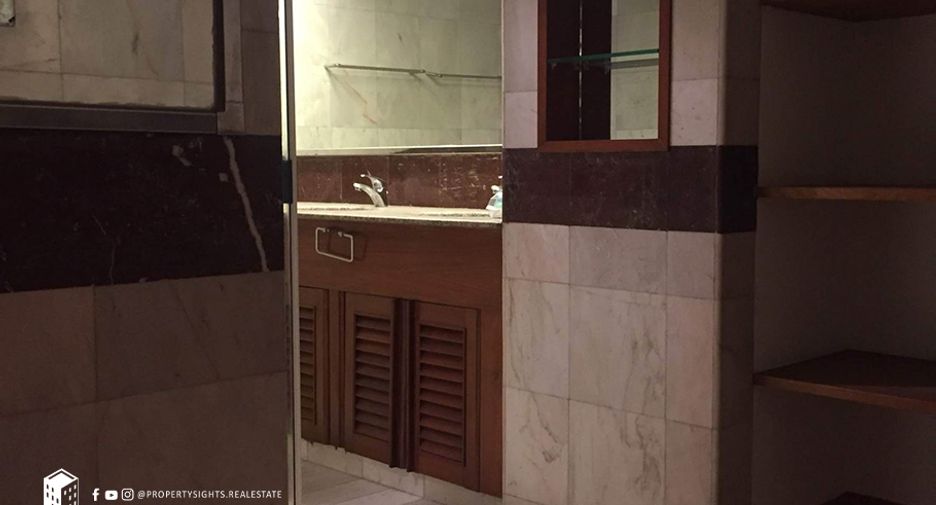 Condo en alquiler de 3 habitaciones en Khlong Toei, Bangkok