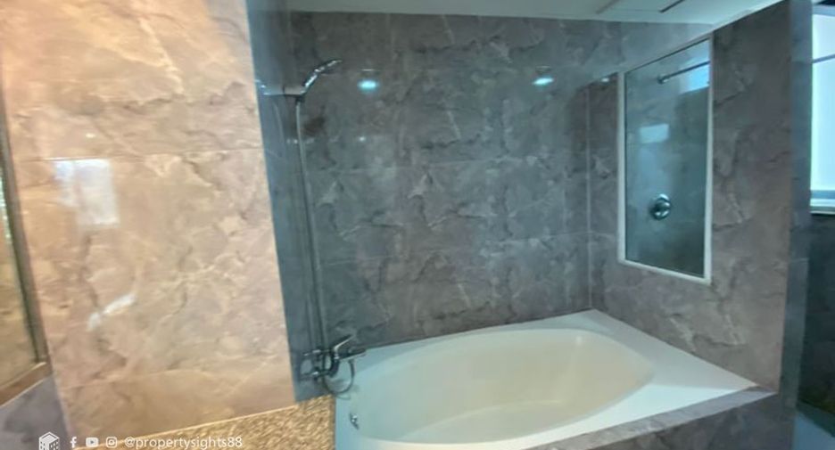 Condo en alquiler de 3 habitaciones en Khlong Toei, Bangkok