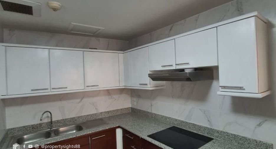 Condo en alquiler de 3 habitaciones en Khlong Toei, Bangkok