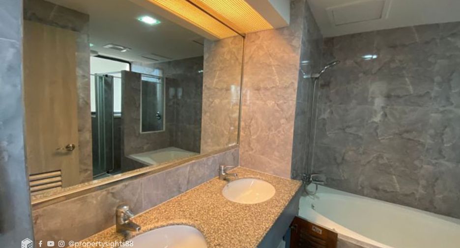 Condo en alquiler de 3 habitaciones en Khlong Toei, Bangkok