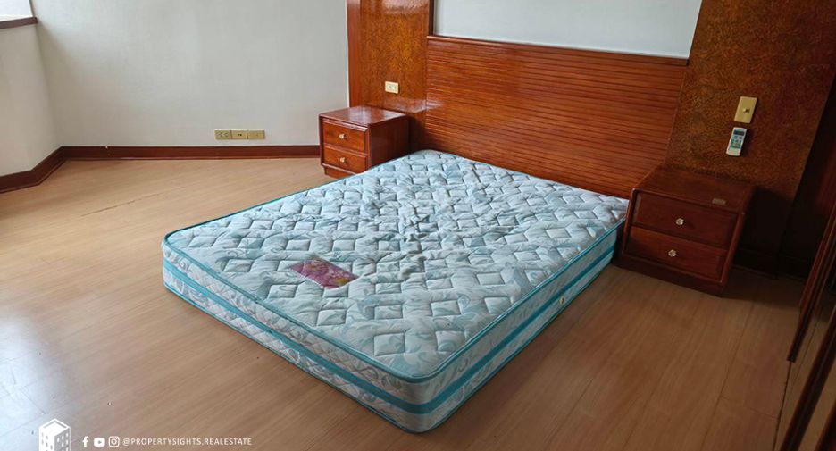 For rent 3 bedrooms condo in Khlong Toei, Bangkok