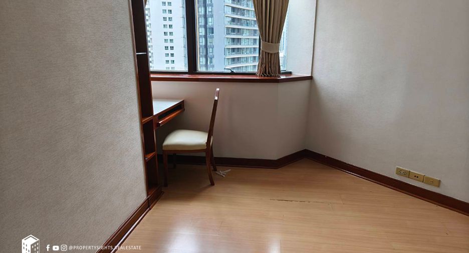 For rent 3 bedrooms condo in Khlong Toei, Bangkok