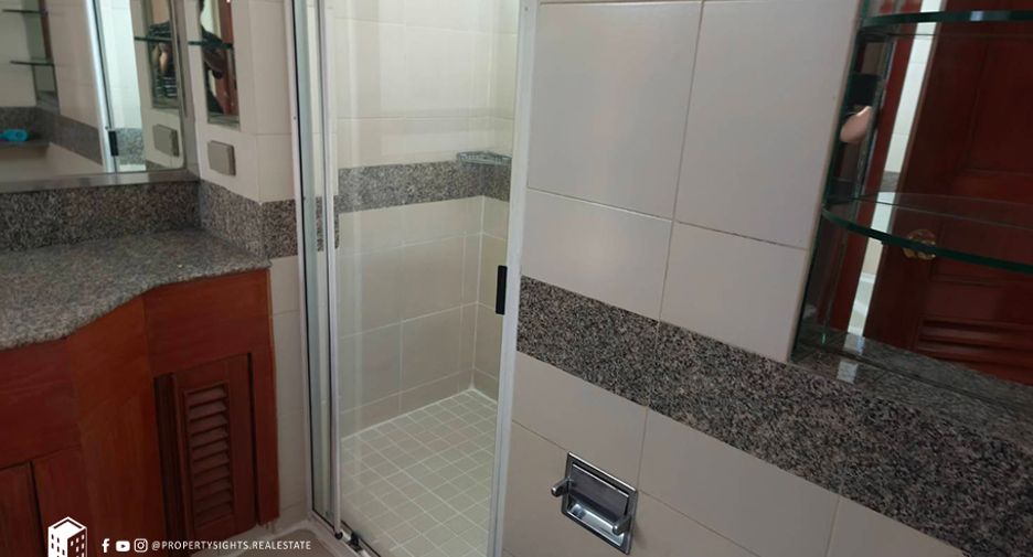 For rent 3 bedrooms condo in Khlong Toei, Bangkok