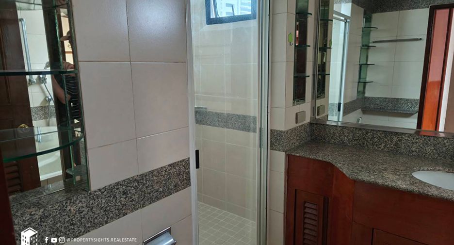 For rent 3 bedrooms condo in Khlong Toei, Bangkok