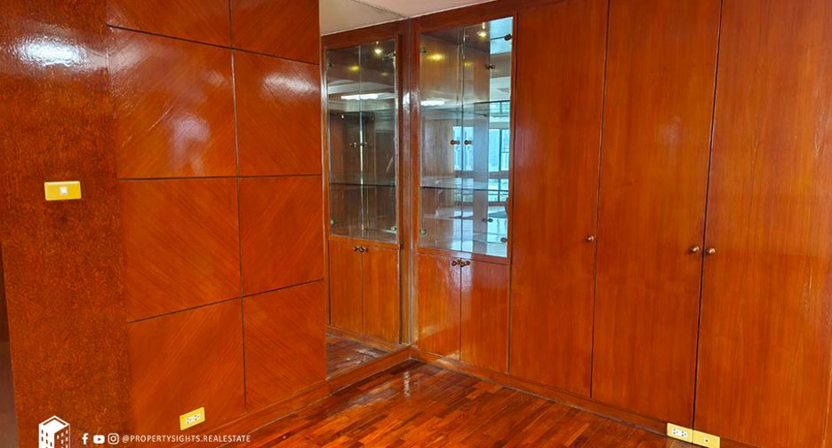For rent 3 bedrooms condo in Khlong Toei, Bangkok
