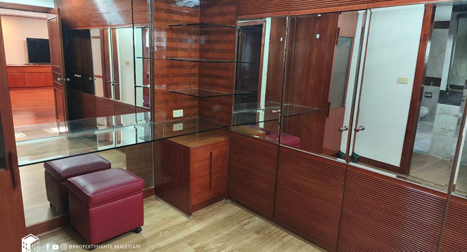 For rent 3 bedrooms condo in Khlong Toei, Bangkok