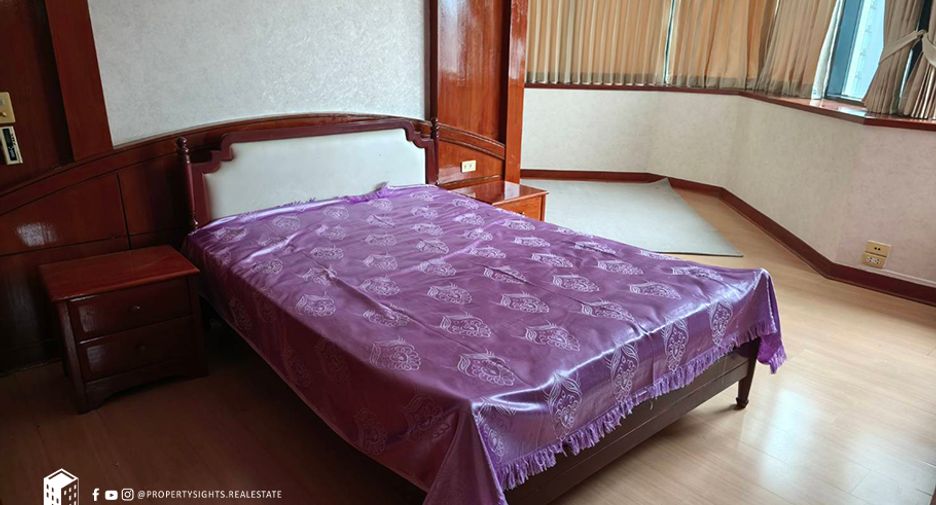 For rent 3 bedrooms condo in Khlong Toei, Bangkok