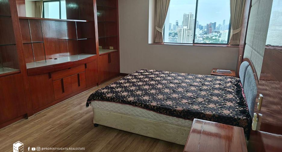 For rent 3 bedrooms condo in Khlong Toei, Bangkok
