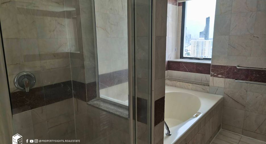 For rent 3 bedrooms condo in Khlong Toei, Bangkok
