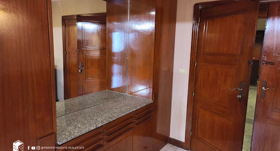 For rent 3 bedrooms condo in Khlong Toei, Bangkok