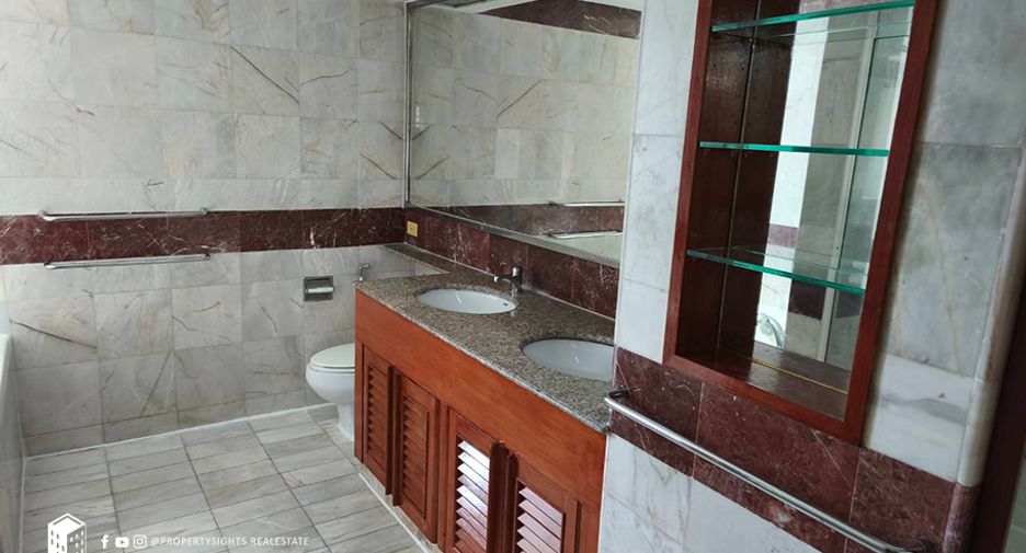 For rent 3 bedrooms condo in Khlong Toei, Bangkok