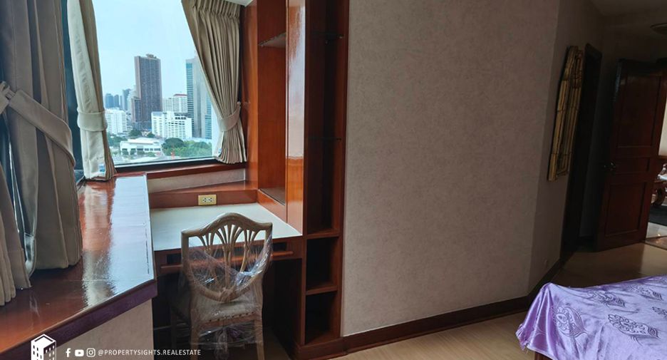 For rent 3 bedrooms condo in Khlong Toei, Bangkok