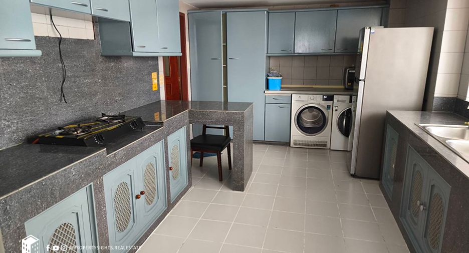 For rent 3 bedrooms condo in Khlong Toei, Bangkok