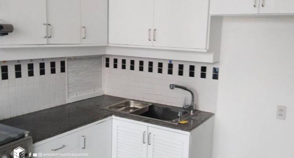 For rent 3 bedrooms condo in Khlong Toei, Bangkok