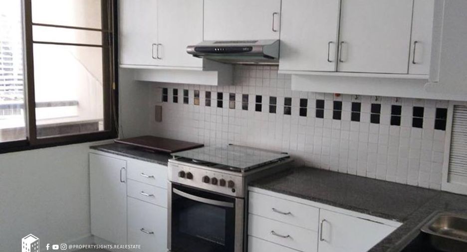 For rent 3 bedrooms condo in Khlong Toei, Bangkok