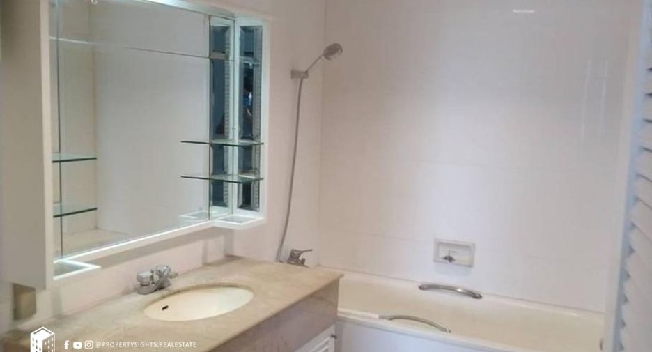 For rent 3 bedrooms condo in Khlong Toei, Bangkok