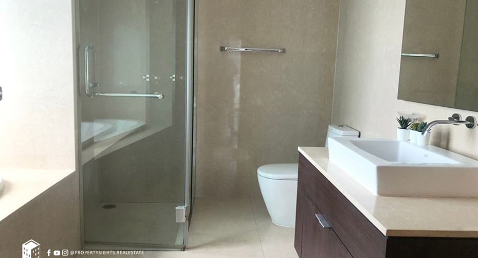 For rent 2 bedrooms condo in Khlong Toei, Bangkok