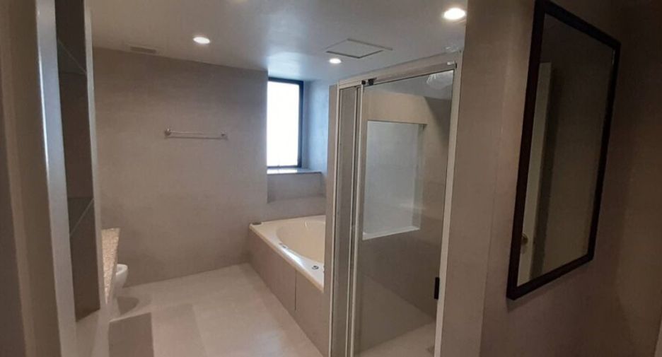 Condo en alquiler de 3 habitaciones en Khlong Toei, Bangkok