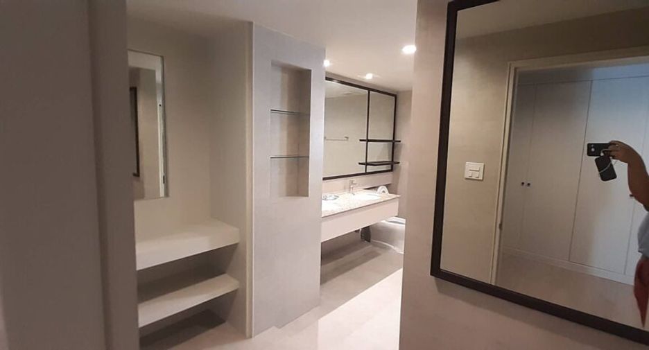 Condo en alquiler de 3 habitaciones en Khlong Toei, Bangkok
