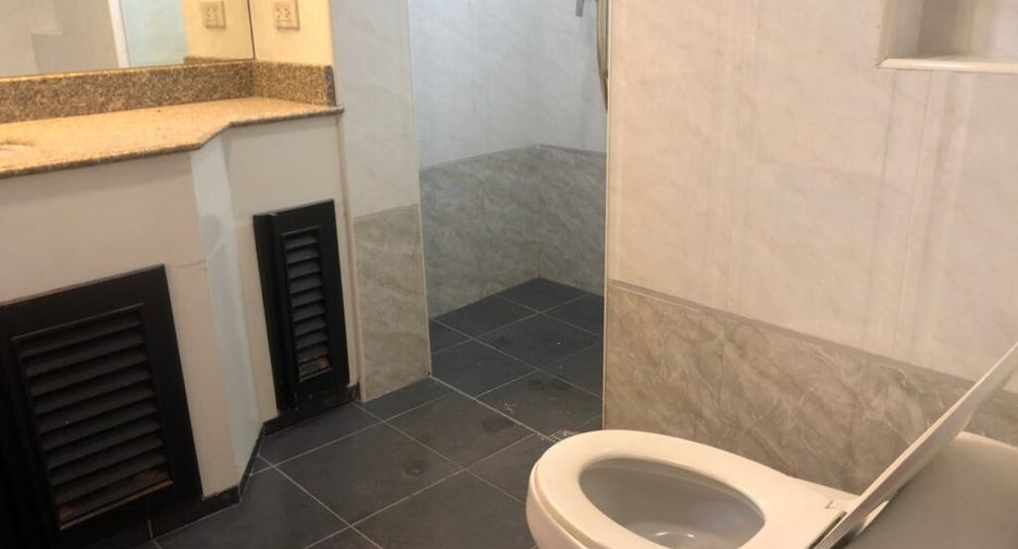 For rent 3 bedrooms condo in Khlong Toei, Bangkok