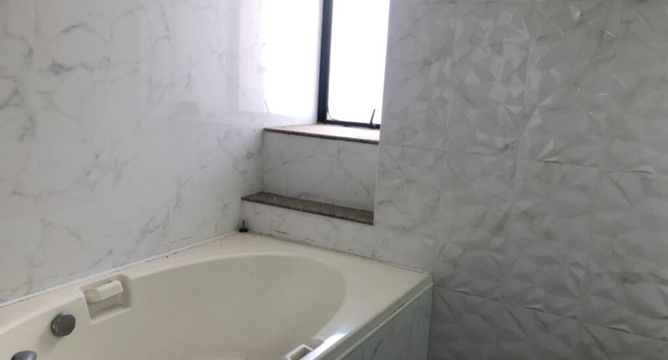 For rent 3 bedrooms condo in Khlong Toei, Bangkok