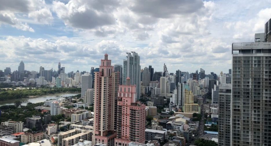 For rent 3 bedrooms condo in Khlong Toei, Bangkok