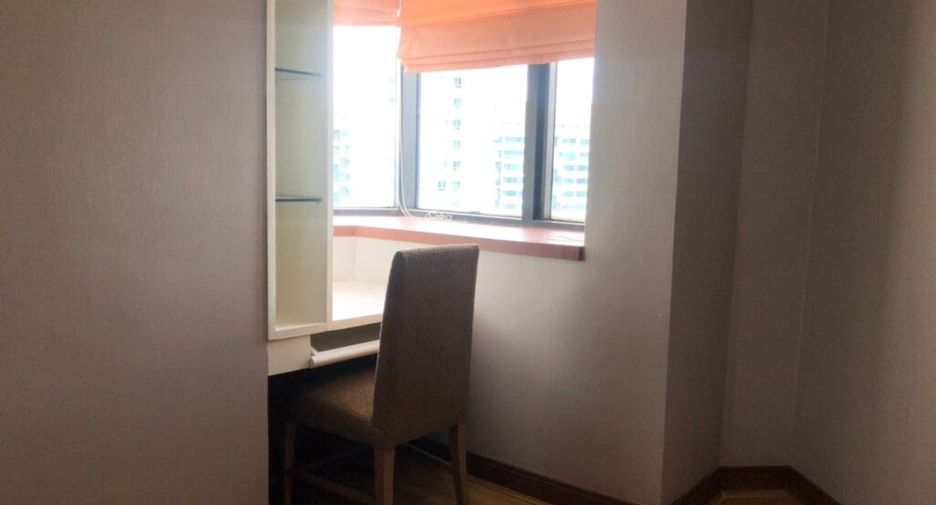 For rent 3 bedrooms condo in Khlong Toei, Bangkok