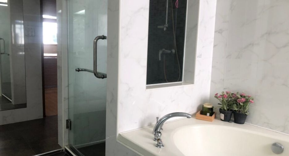 For rent 3 bedrooms condo in Khlong Toei, Bangkok