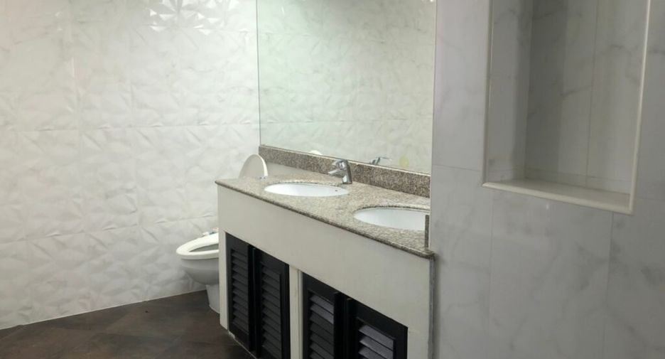 For rent 3 bedrooms condo in Khlong Toei, Bangkok