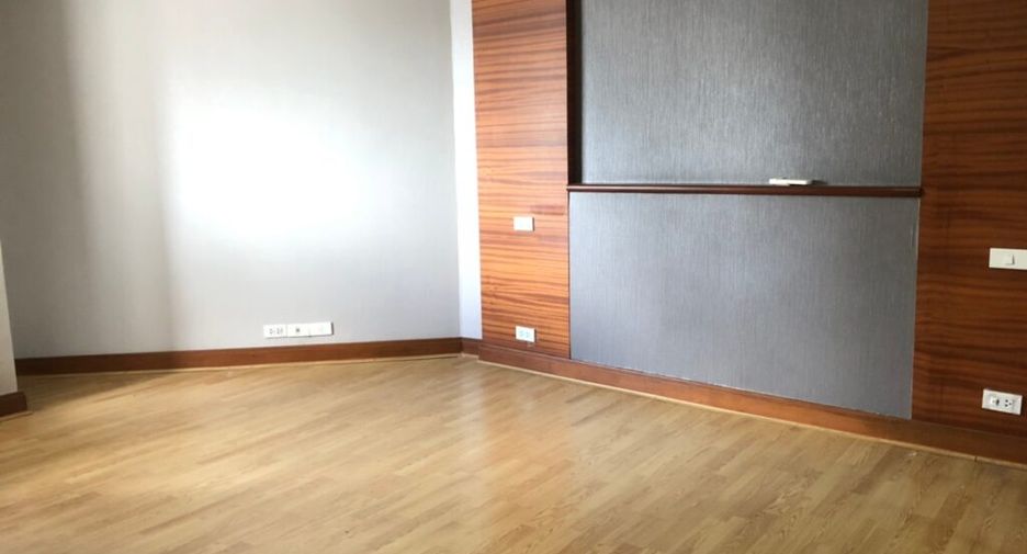 For rent 3 bedrooms condo in Khlong Toei, Bangkok