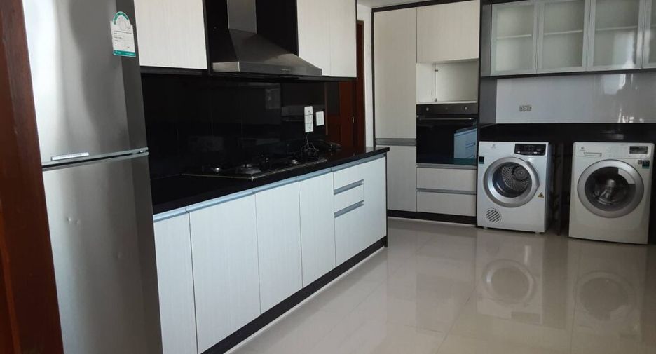 For rent 3 bedrooms condo in Khlong Toei, Bangkok