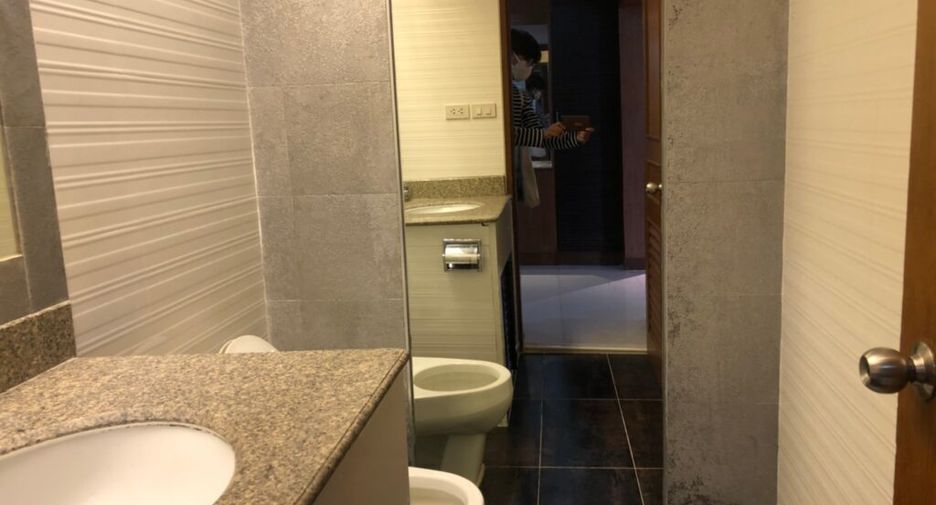 For rent 3 bedrooms condo in Khlong Toei, Bangkok