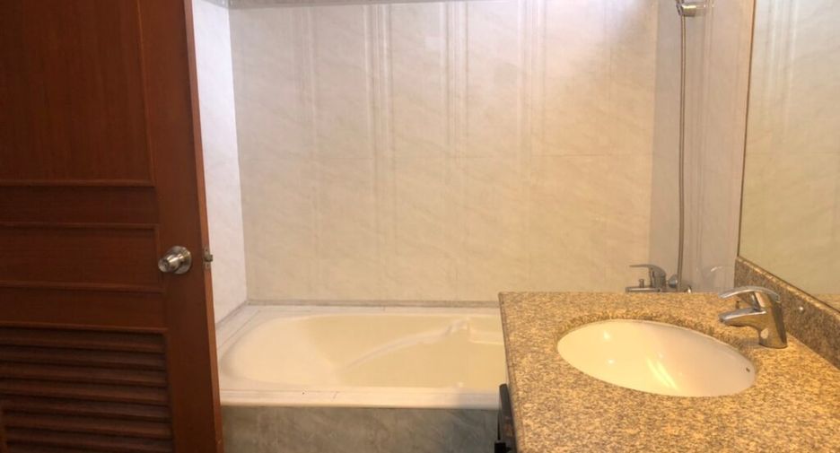For rent 3 bedrooms condo in Khlong Toei, Bangkok