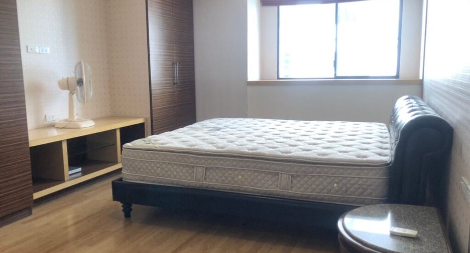 For rent 3 bedrooms condo in Khlong Toei, Bangkok
