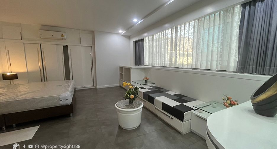 À louer 3 chambres condo à Khlong Toei, Bangkok