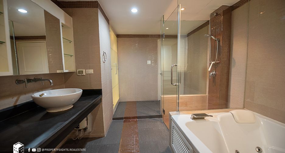 For rent 3 bedrooms condo in Khlong Toei, Bangkok