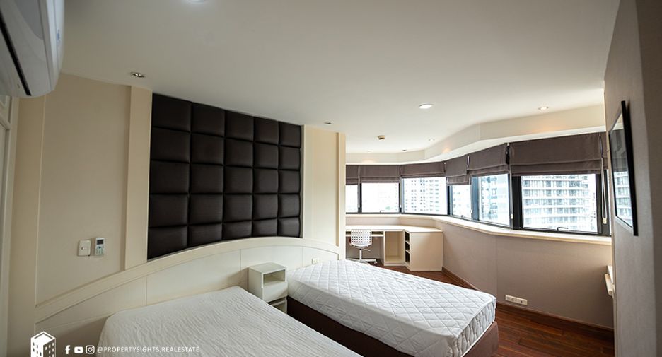 For rent 3 bedrooms condo in Khlong Toei, Bangkok