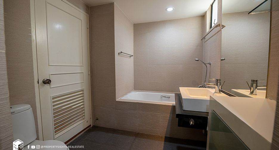 For rent 3 bedrooms condo in Khlong Toei, Bangkok