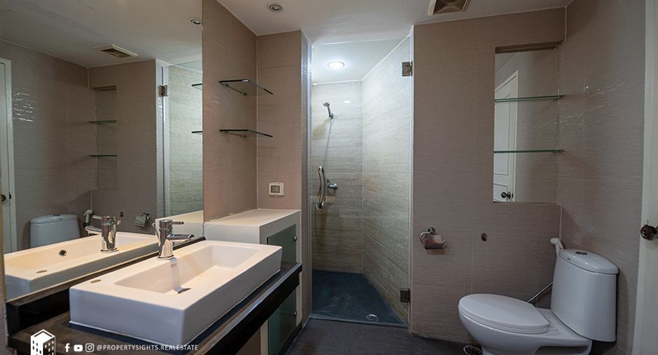 For rent 3 bedrooms condo in Khlong Toei, Bangkok
