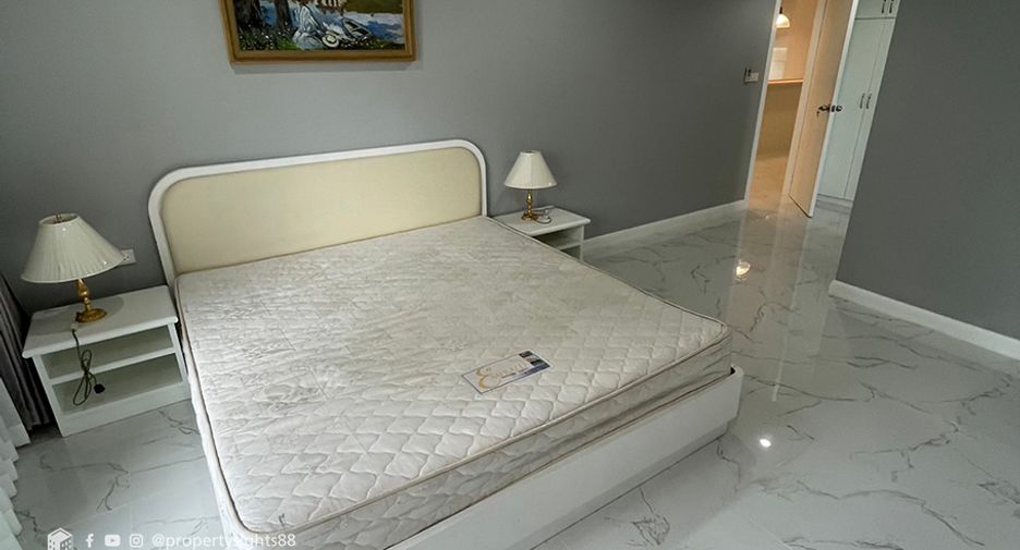 For rent 3 bedrooms condo in Khlong Toei, Bangkok