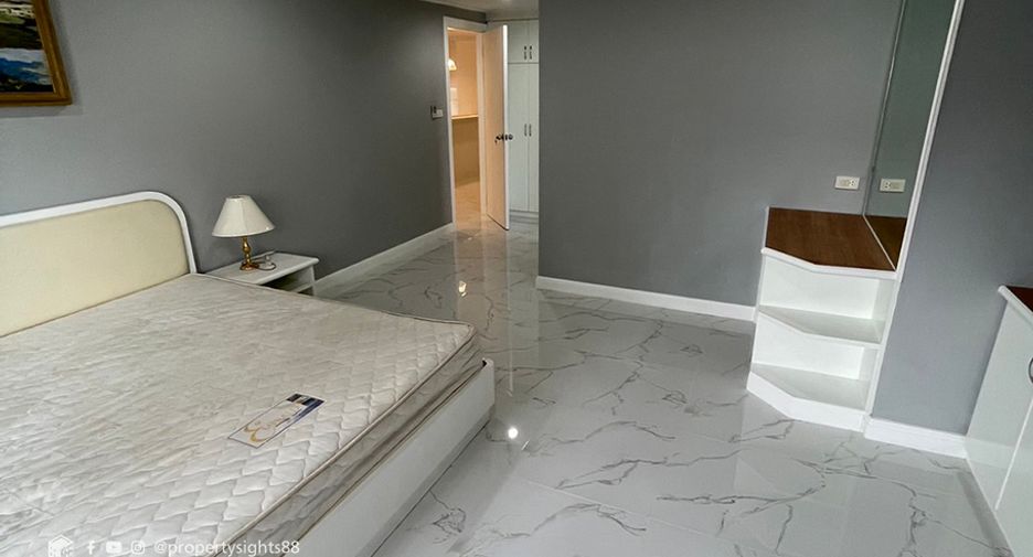 For rent 3 bedrooms condo in Khlong Toei, Bangkok
