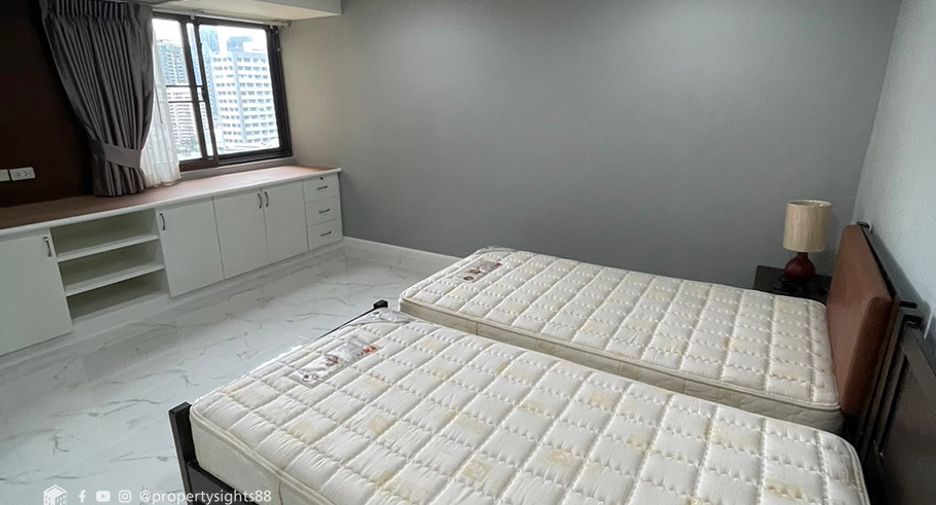 For rent 3 bedrooms condo in Khlong Toei, Bangkok